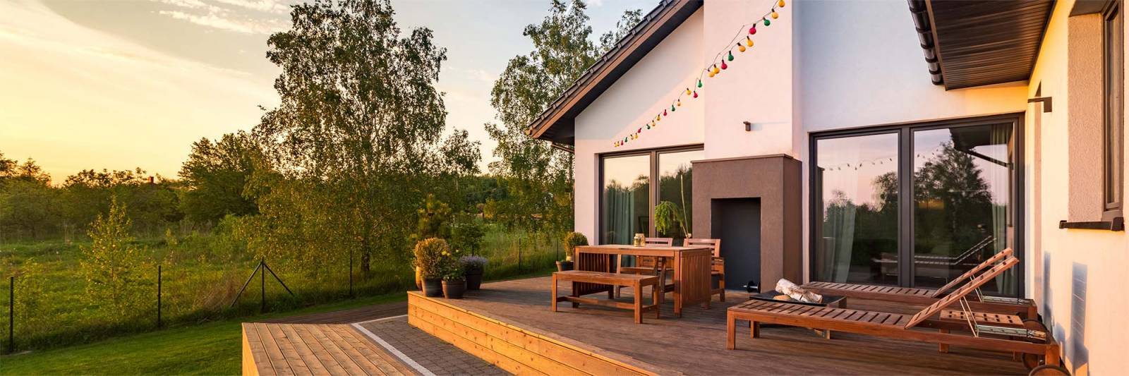 Construction de terrasse en bois exotique avec intégration de plantes et espace détente sur-mesure à Toulon (83000) dans le Var