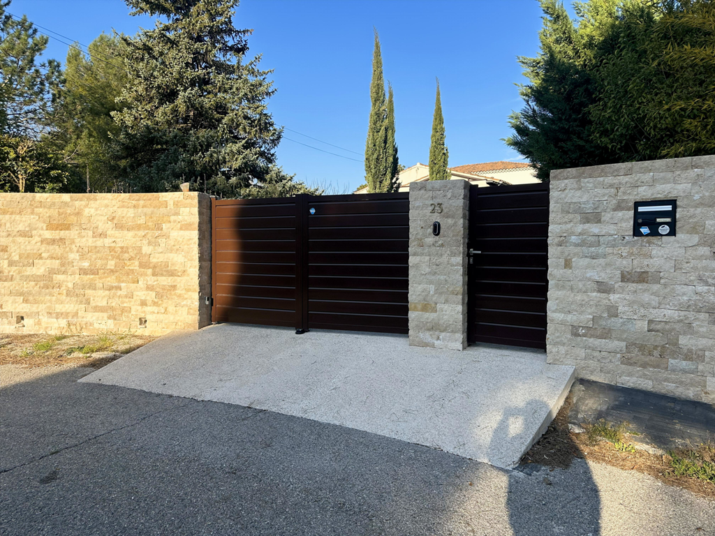 portail alu et murs en pierres de parement à Cabriès