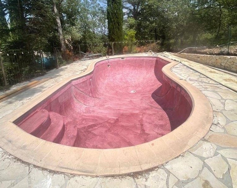 Rénovation complète d'une piscine à Châteauneuf-le-Rouge