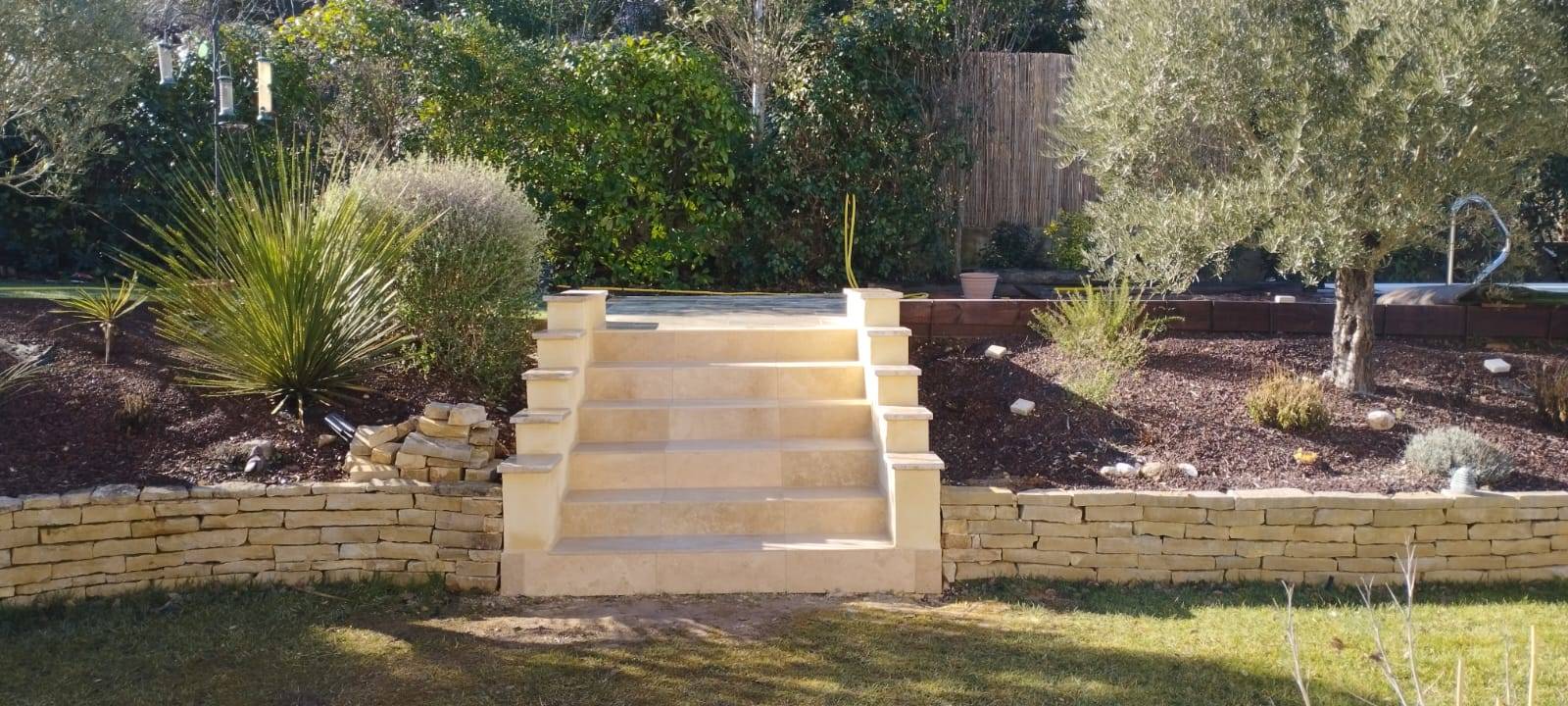 Rénovation complète d'un escalier extérieur en travertin à Aix en Provence