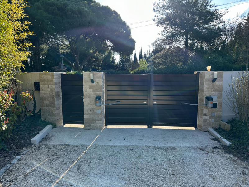 portail alu et murs en pierres de parement à Cabriès