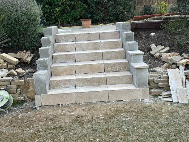 Rénovation complète d'un escalier extérieur en travertin à Aix en Provence