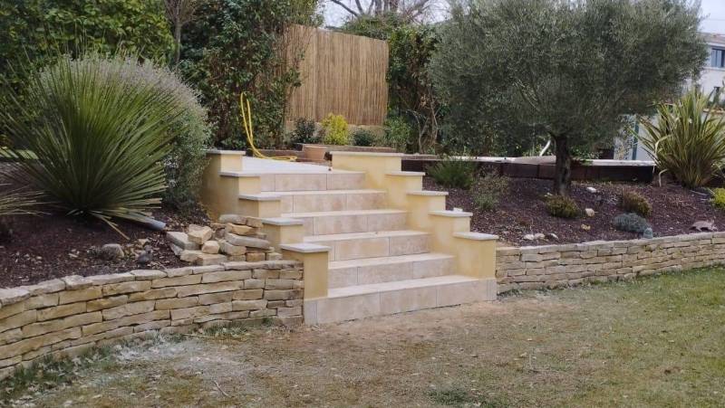 Rénovation complète d'un escalier extérieur en travertin à Aix en Provence