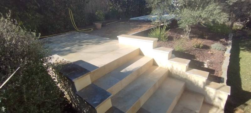 Rénovation complète d'un escalier extérieur en travertin à Aix en Provence